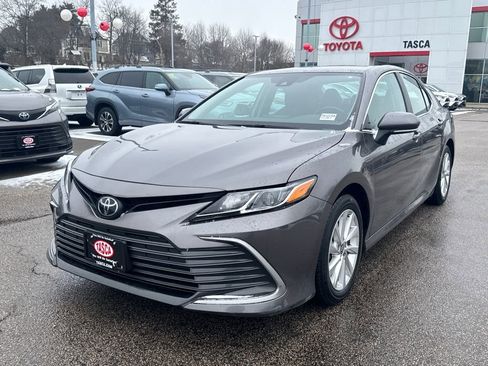 Used 2023 Toyota Camry LE image 3