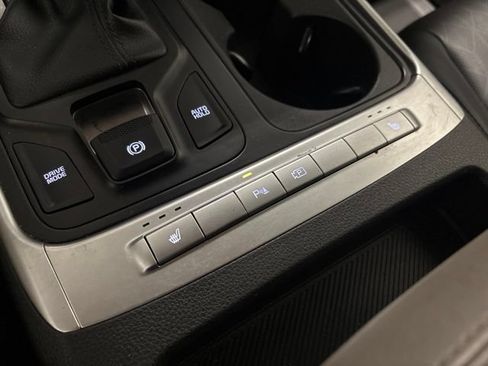 Used 2025 Kia Carnival FWD image 22