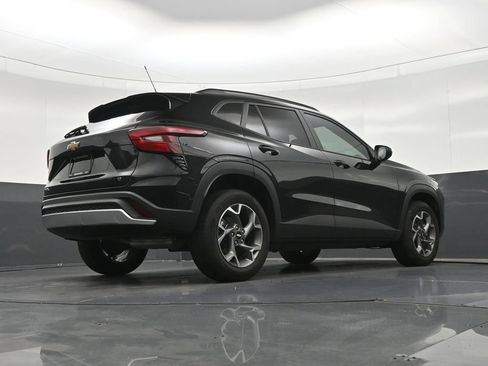 Used 2025 Chevrolet Trax LT FWD image 27