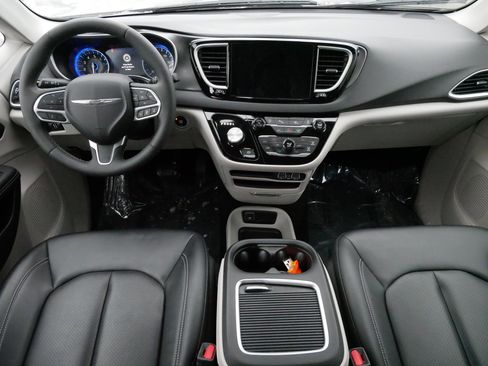 Used 2024 Chrysler Pacifica Touring-L image 10