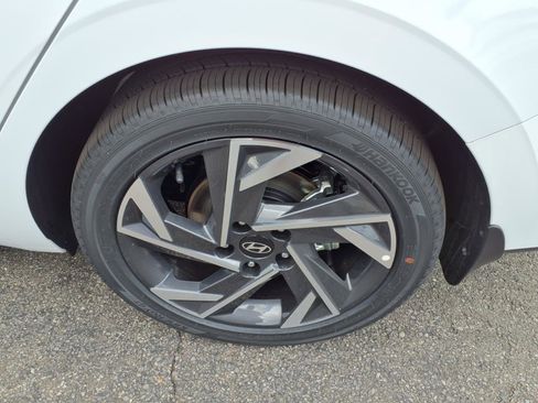 New 2025 Hyundai Elantra Limited image 11