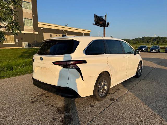 Used 2023 Toyota Sienna LE AWD/4WD image 32