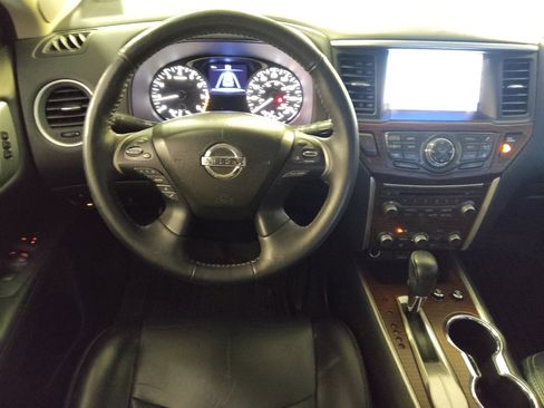 Used 2020 Nissan Pathfinder Platinum FWD image 22