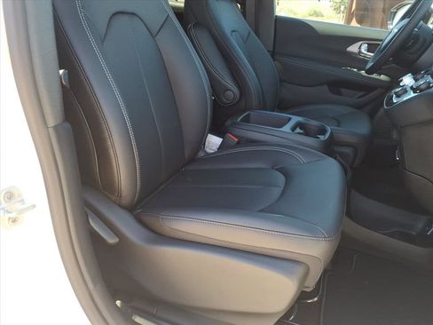 New 2026 Chrysler Pacifica Select image 7