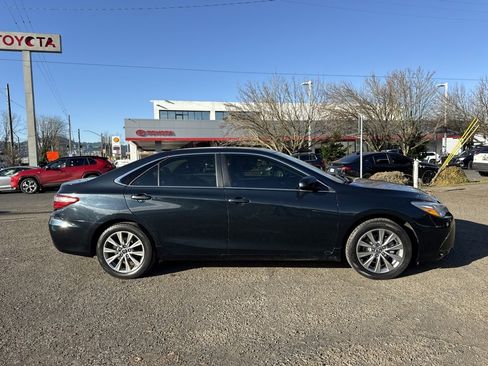Used 2017 Toyota Camry XLE image 9