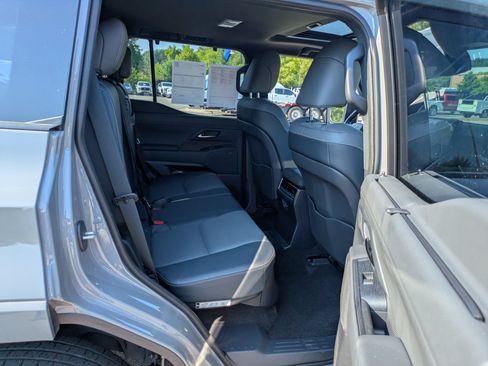 Used 2024 Lexus GX 550 w/ Accessory Package (Z1) AWD/4WD image 35
