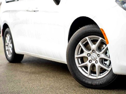 New 2026 Chrysler Voyager LX image 2