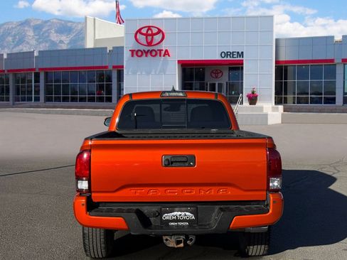 Used 2018 Toyota Tacoma TRD Off-Road w/ Technology Package AWD/4WD image 4