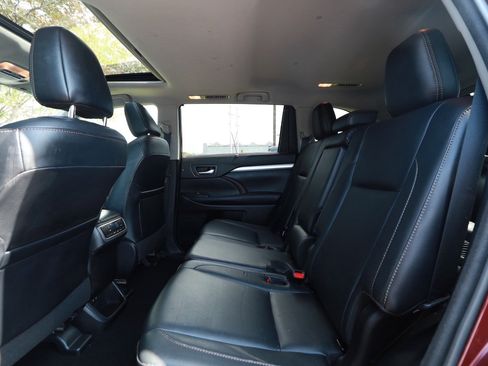 Used 2018 Toyota Highlander XLE FWD image 24