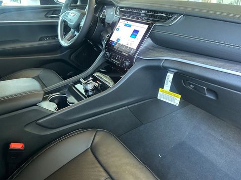 New 2025 Jeep Grand Cherokee Limited w/ Luxury Tech Group II image 16