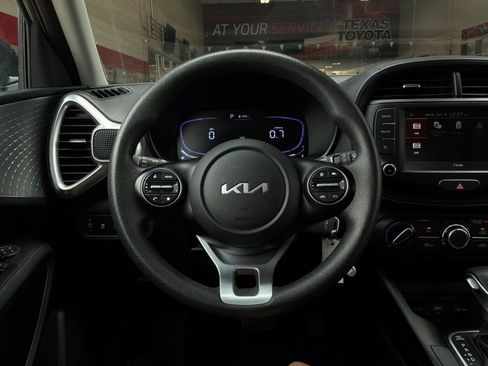 Used 2025 Kia Soul LX w/ LX Technology Package FWD image 30