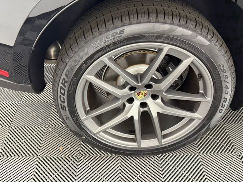 Certified 2025 Porsche Macan image 13