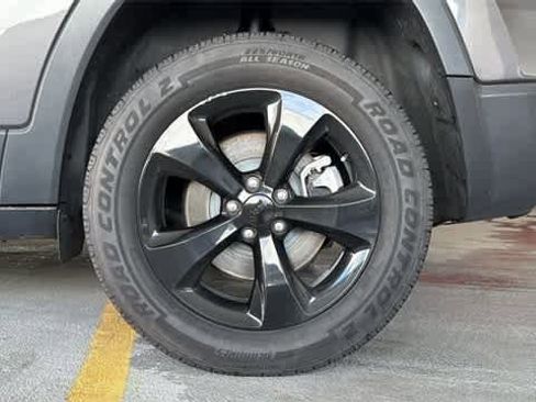 Used 2021 Jeep Cherokee Latitude Plus image 11