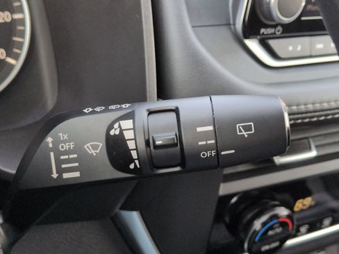 Used 2023 Nissan Rogue SV AWD/4WD image 25