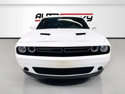 Used 2022 Dodge Challenger SXT RWD image 2
