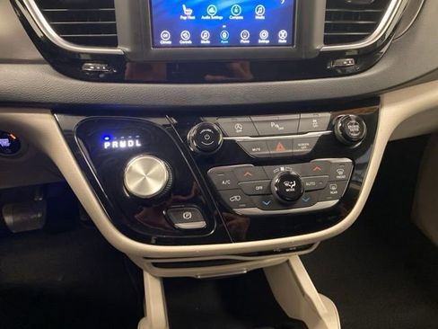 Used 2020 Chrysler Pacifica Touring-L FWD image 12