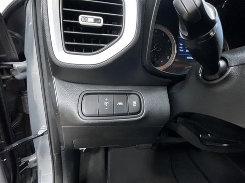 Used 2022 Hyundai Venue Limited FWD image 18