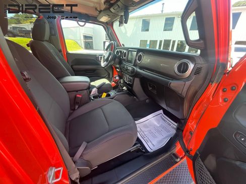 Used 2018 Jeep Wrangler Unlimited Sahara AWD/4WD image 39