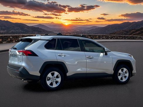 Used 2019 Toyota RAV4 XLE w/ Carpet Mat Package FWD image 5