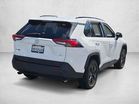 Used 2021 Toyota RAV4 LE FWD image 5