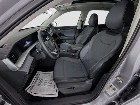 Used 2025 Volkswagen Tiguan SE AWD/4WD image 22