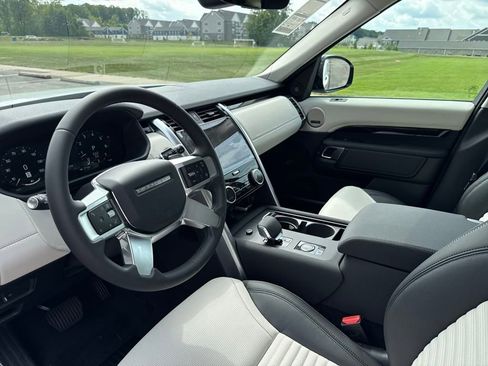 New 2025 Land Rover Discovery S image 12