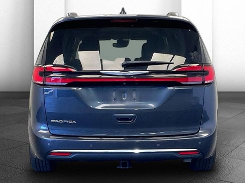Used 2021 Chrysler Pacifica Touring-L w/ Uconnect Theater Family Group image 3
