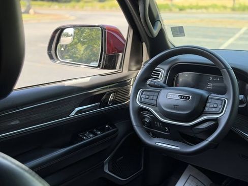 Used 2022 Jeep Wagoneer Series III AWD/4WD image 38