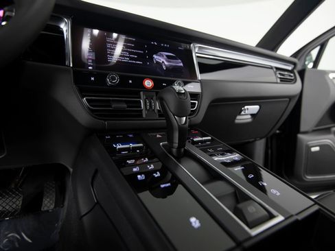 Certified 2026 Porsche Macan AWD/4WD image 30