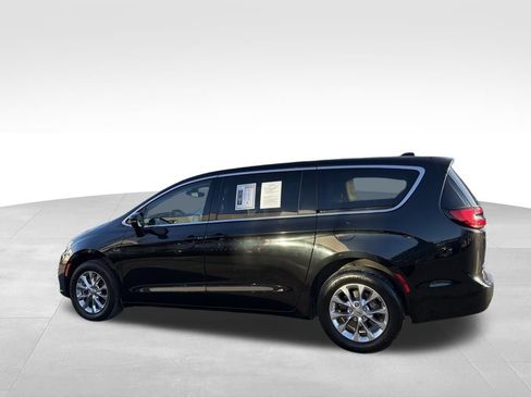 Used 2023 Chrysler Pacifica Touring-L image 9