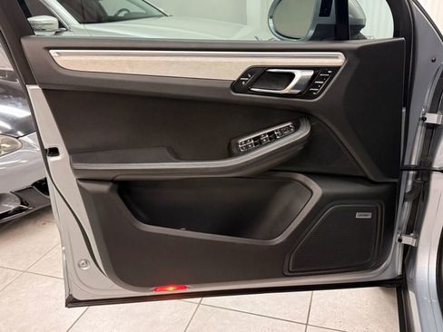Used 2018 Porsche Macan S image 13