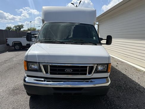 Used 2006 Ford E-350 and Econoline 350 Super Duty RWD image 3