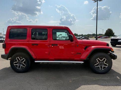 Used 2025 Jeep Wrangler Unlimited Sahara AWD/4WD image 9