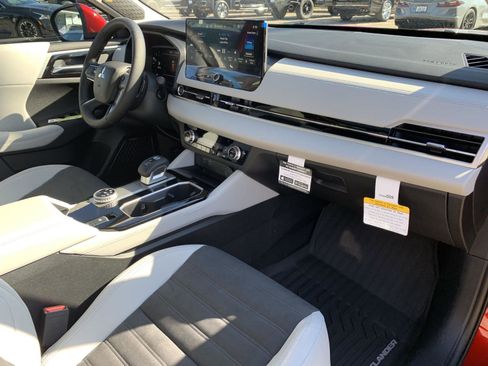 New 2025 Mitsubishi Outlander SE image 25