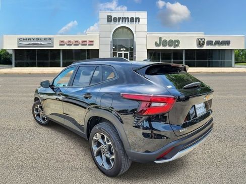 Used 2025 Chevrolet Trax LT FWD image 8