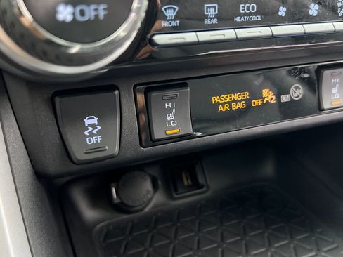 Used 2020 Toyota RAV4 XLE Premium image 29