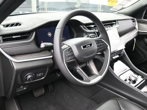 Used 2025 Jeep Grand Cherokee L Limited w/ Black Appearance Package image 10