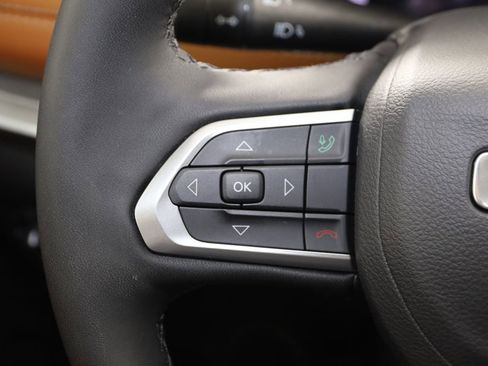 Used 2025 Jeep Compass Limited image 34