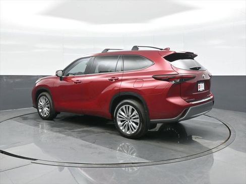 Certified 2025 Toyota Highlander LE AWD/4WD image 7