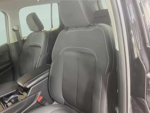 Used 2023 Jeep Grand Cherokee Laredo w/ Luxury Tech Group I AWD/4WD image 14