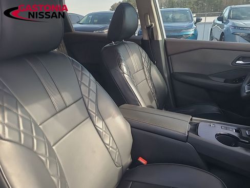 Used 2022 Nissan Rogue SV image 25