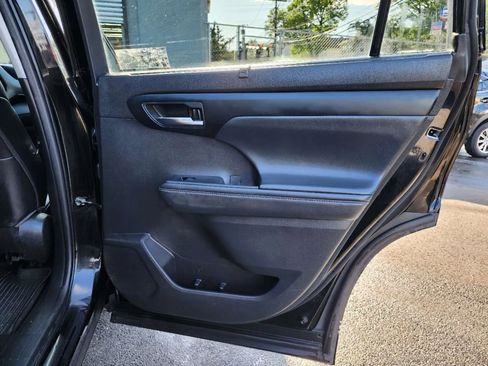 Used 2022 Toyota Highlander XLE image 18