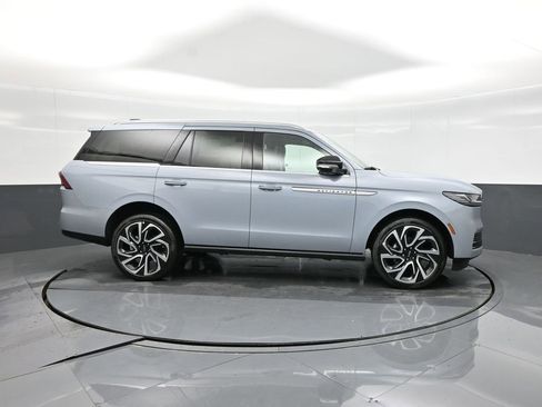New 2026 Lincoln Navigator Reserve AWD/4WD image 16