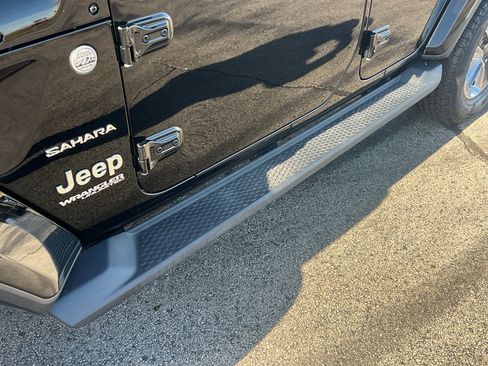 Used 2021 Jeep Wrangler Unlimited Sahara w/ Uconnect 4C Nav & Sound Group image 10