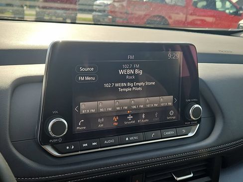 Used 2025 Nissan Rogue SV AWD/4WD image 29