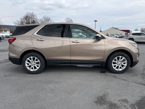 Used 2018 Chevrolet Equinox LT image 2