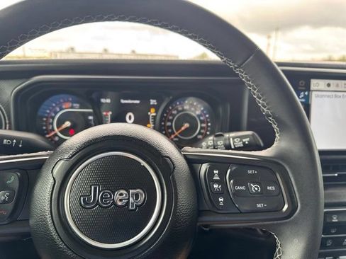 Used 2025 Jeep Wrangler Unlimited Rubicon AWD/4WD image 19