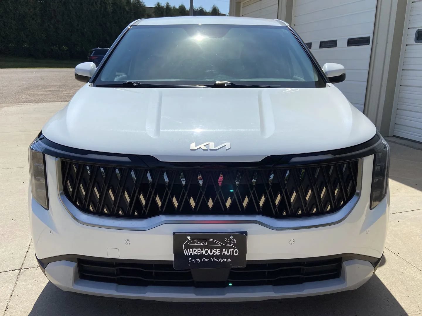 Used 2025 Kia Carnival FWD image 3