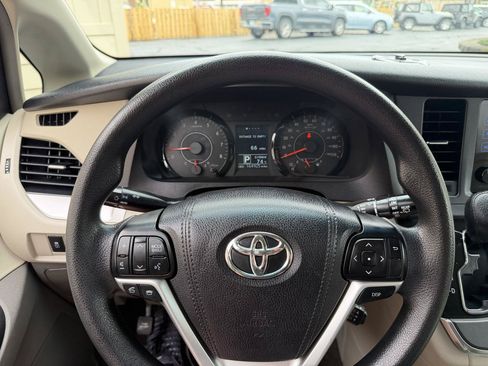 Used 2017 Toyota Sienna LE FWD image 17
