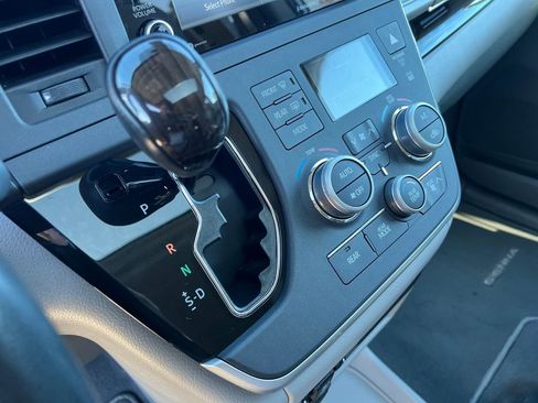 Used 2020 Toyota Sienna XLE image 25